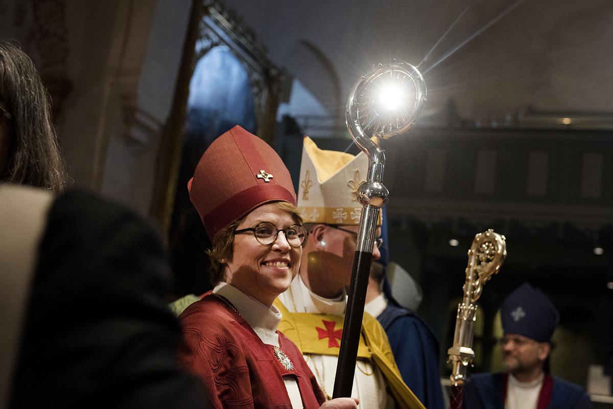 Ohi on. Espoon piispaksi vihitty Kaisamari Hintikka ja arkkipiispa Tapio Luoma poistuvat kirkosta.