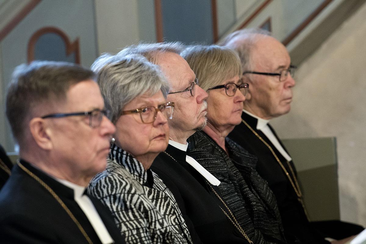 Juhlamessun kutsuvieraiden joukossa olivat (vasemmalta) arkkipiispa emeritus Jukka Paarma ja hänen puolisonsa Pirjo Paarma, arkkipiispa emeritus Kari Mäkinen ja hänen puolisonsa Eija Mäkinen sekä arkkipiispa emeritus John Vikström.