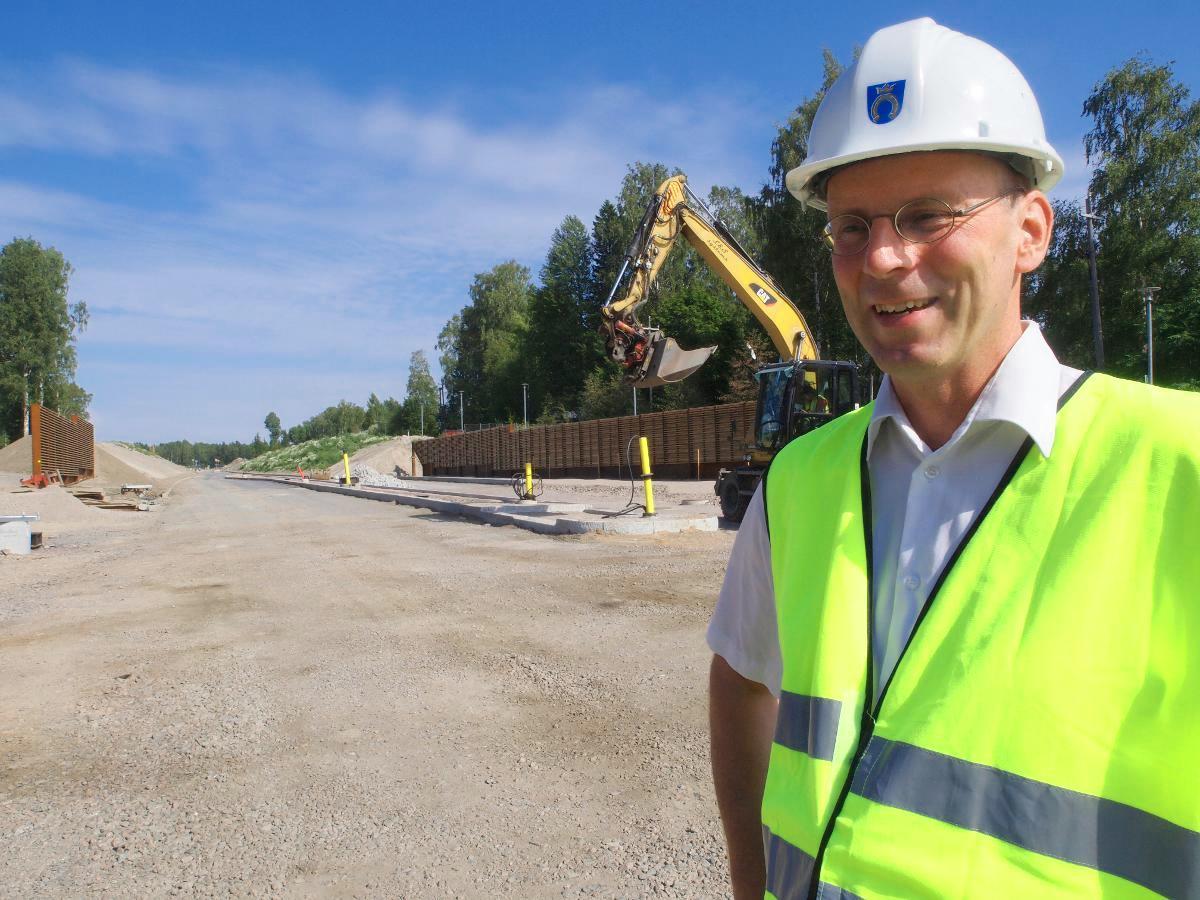 Harri Tanska seisoo Turvehaudantien 1:ssä, joka yhdistää Mankkaan ja Tapiolan alueet Leppävaaraan.