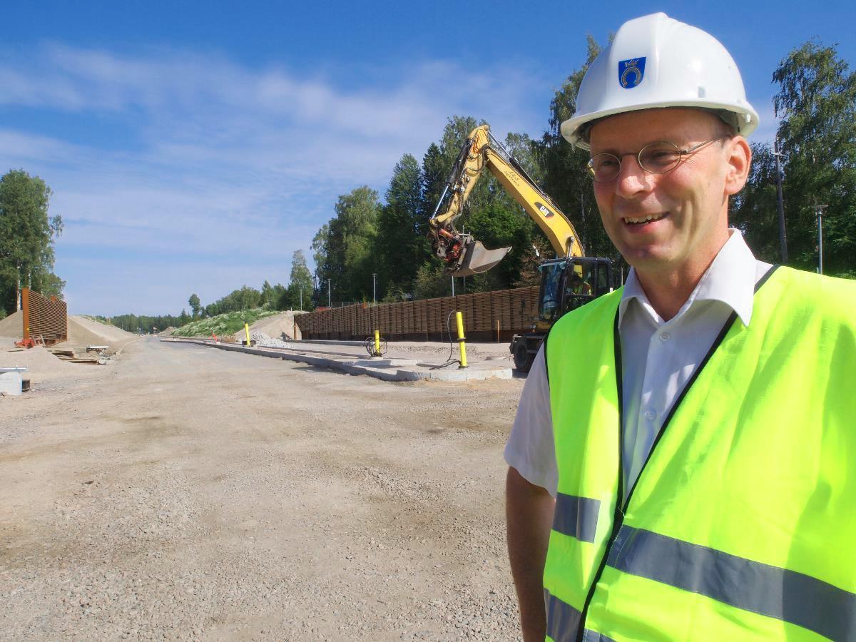 Harri Tanska seisoo Turvehaudantien 1:ssä, joka yhdistää Mankkaan ja Tapiolan alueet Leppävaaraan. 