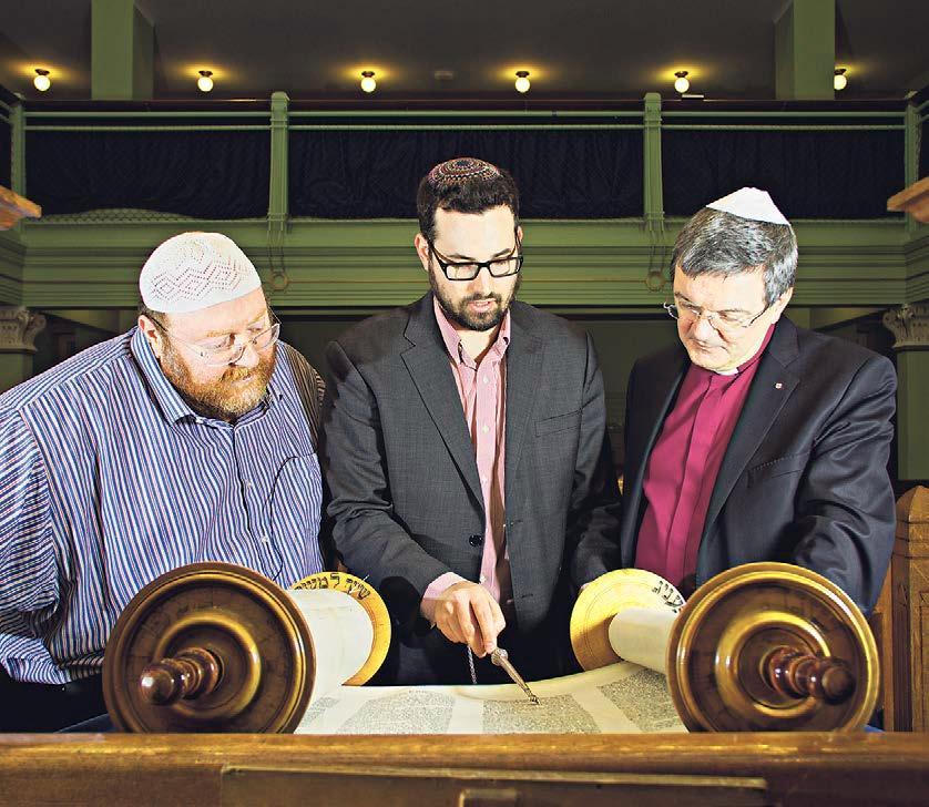 Piispa Kaarlo Kalliala ja imaami Anas Hajjar tutkivat Tooraa rabbi Simon Livsonin opastuksella. 