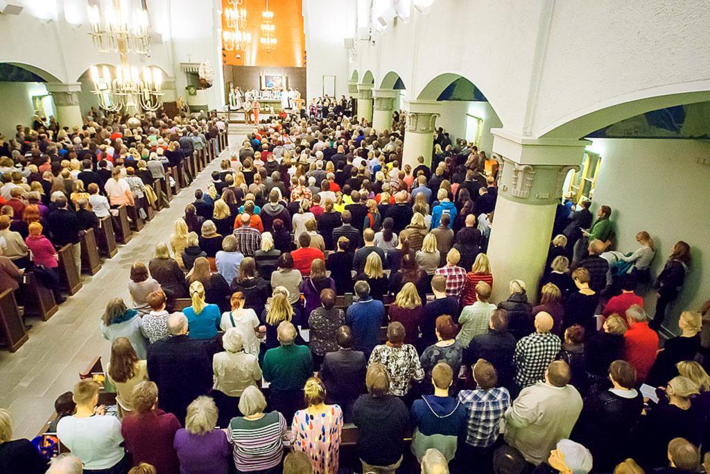 Vetonaula. Mikael Agricolan kirkon Tuomasmessu houkutteli paljon kävijöitä jo vuonna 2013.