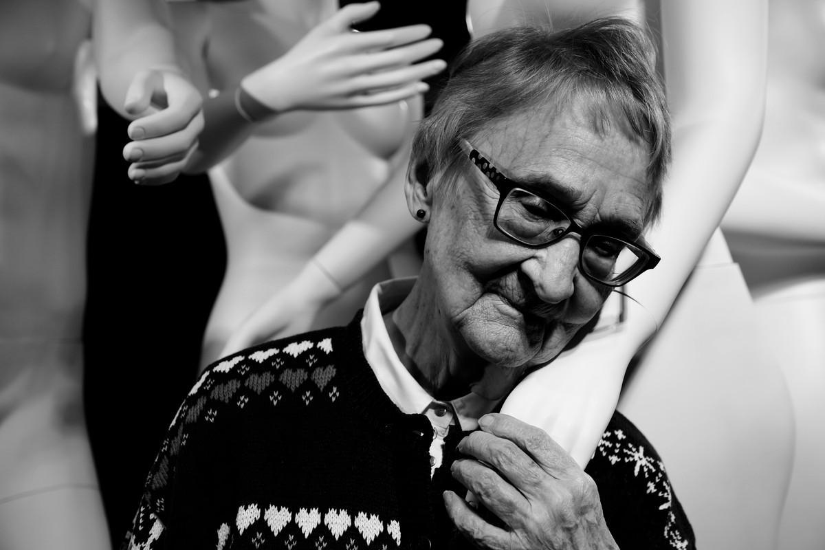 89-vuotias Sinikka on yksi Johanna Kareen Kosketa minua -näyttelyn henkilöistä.
