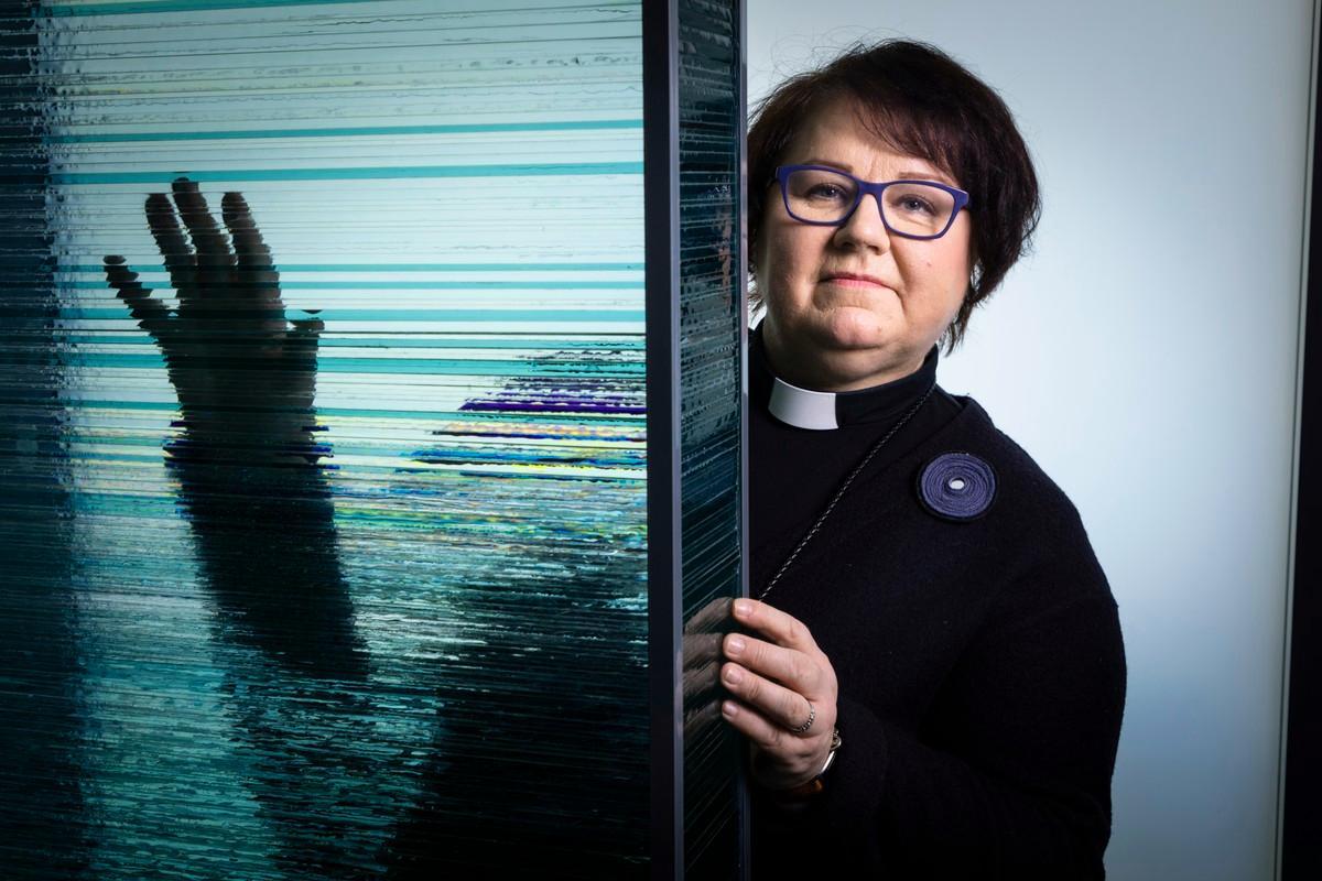 Saattajana toiselle puolelle. Espoon sairaalan saattohoito-osasto on sairaalapastori Annamari Simpasen työmaata. Kuva: Esko Jämsä