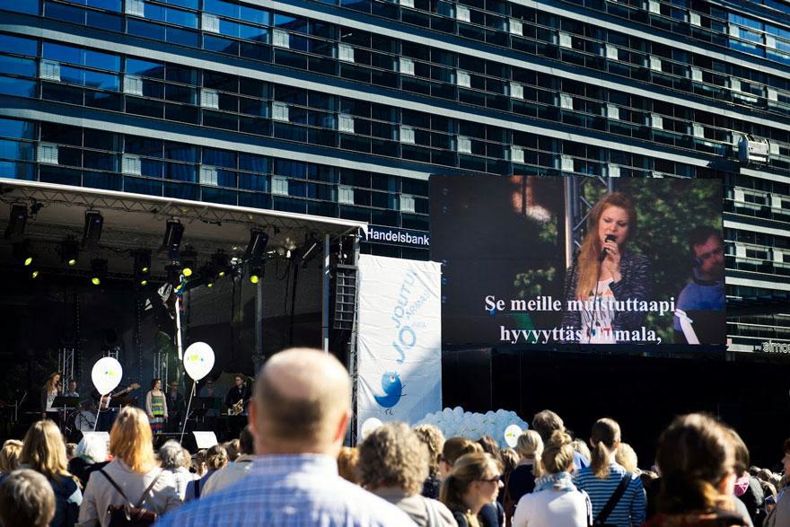 Narinkkatorilla, kouluissa, kirkoissa ja Töölöntorilla soi nyt Suvivirsi. Narinkkatorille kerääntyi kahteen laulusessioon yhteensä 1500 laulajaa.