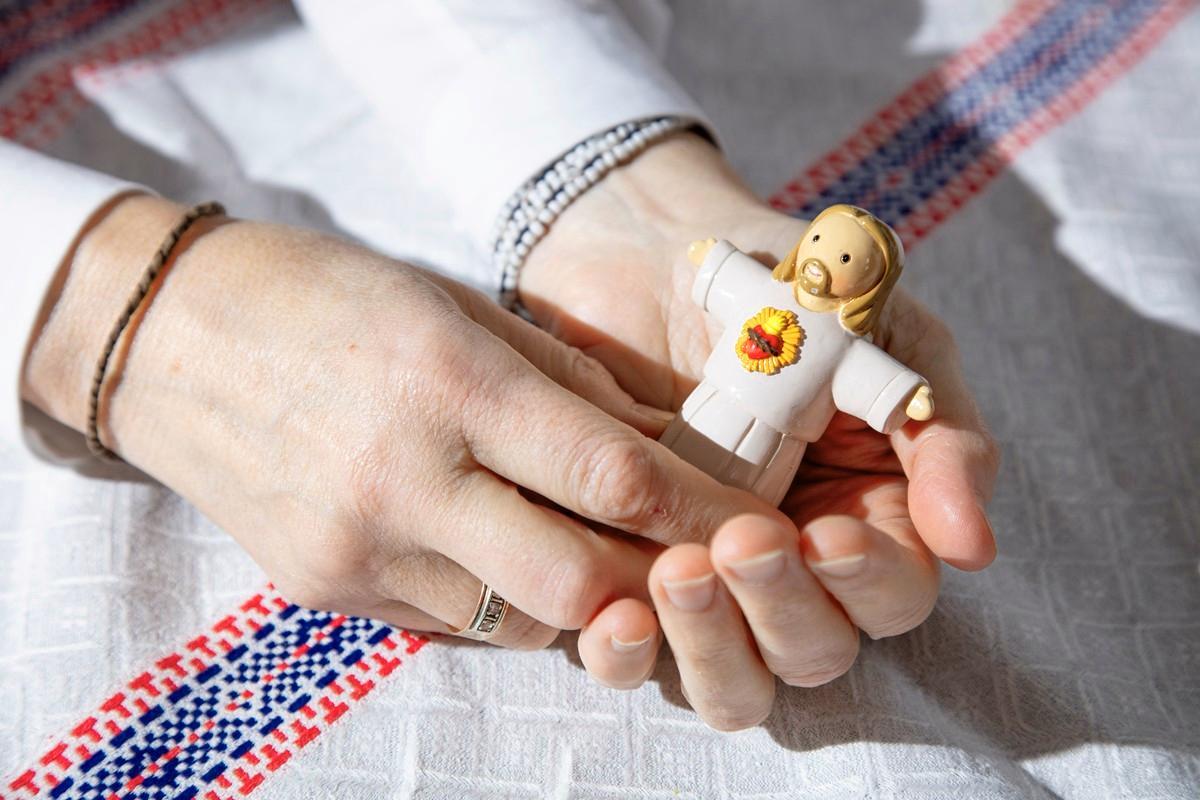 Jeesuksen jumaluus ja pelastusoppi ovat Kati Reijoselle hankalia kysymyksiä. Jeesus-nukke on matkamuisto Lissabonista.