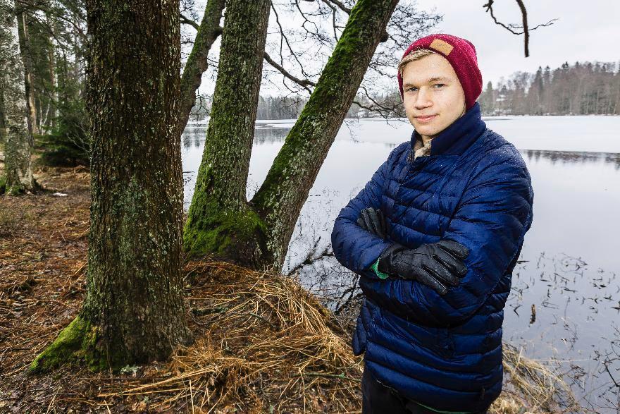 Kare Visuri on Kauniaisten yhteisen kirkkovaltuuston uusi jäsen. Toukokuun lopussa hän painaa päähänsä valkoisen lakin yhdessä muiden Suomalaisen yhteiskoulun ylioppilaiden kanssa. Kuva: Jukka Granstrom