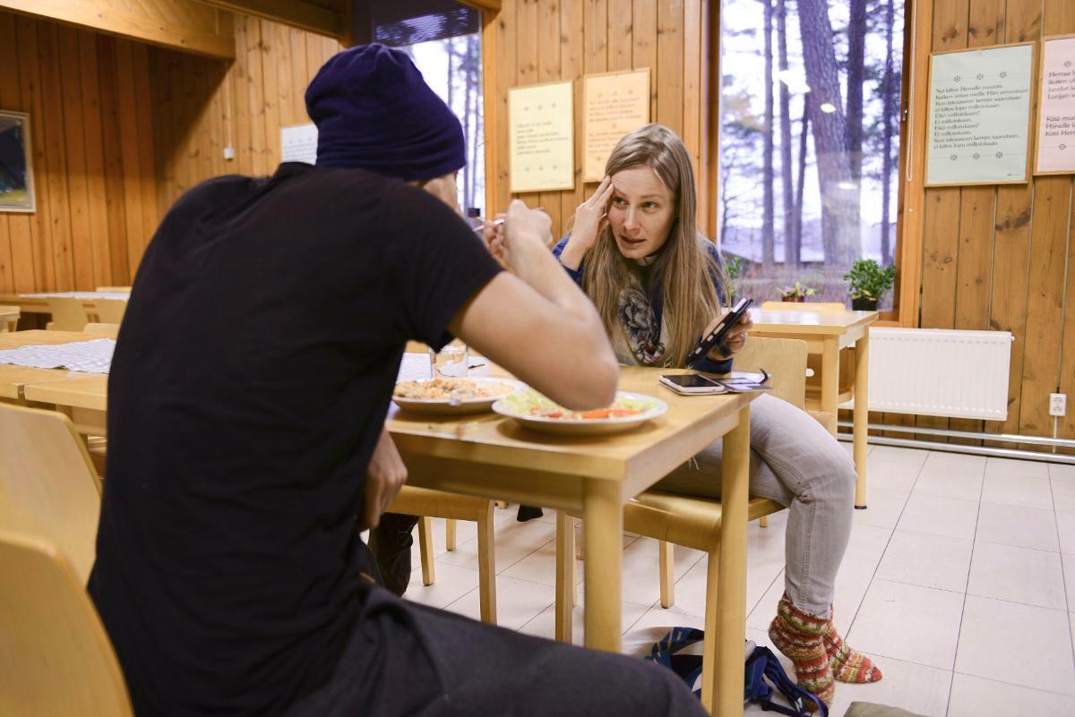 Tulkkausapua kännykästä. Moni vastaanottokeskuksen asukas puhuu englantia vain auttavasti. Nuorisodiakoni Hanne Malkki kääntää usein matkapuhelimella vieraita sanoja englanniksi. 