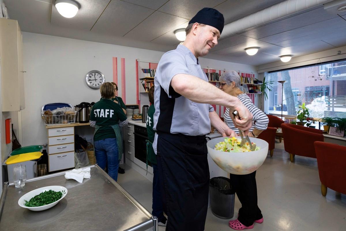 - Tykkään siitä, kun tässä työssä on eri paikat ja ihmiset eri päivinä, sanoo Haagan, Kannelmäen, Munkkiniemen ja Pitäjänmäen seurakuntien yhteinen kokki Tomi Saari.