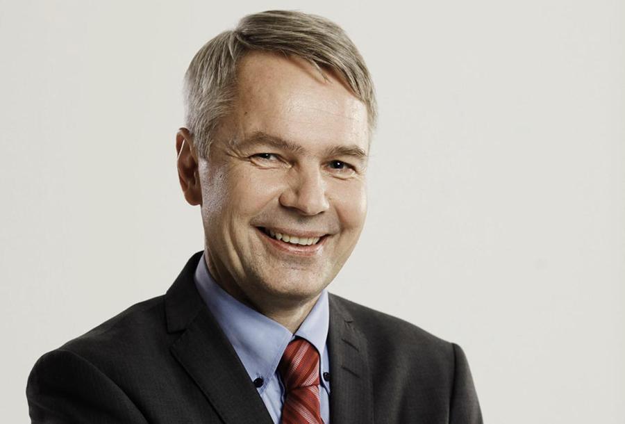 Pekka Haaviston omat työtehtävät muun muassa YK:ssa ovat vieneet häntä eri puolille maailmaa. Haavisto kannattaa kansalaispalkkaa ja puhuu kaikenlaista kiusaamista - myös työpaikkakiusaamista vastaan. Kuva: Jussi Hyttinen