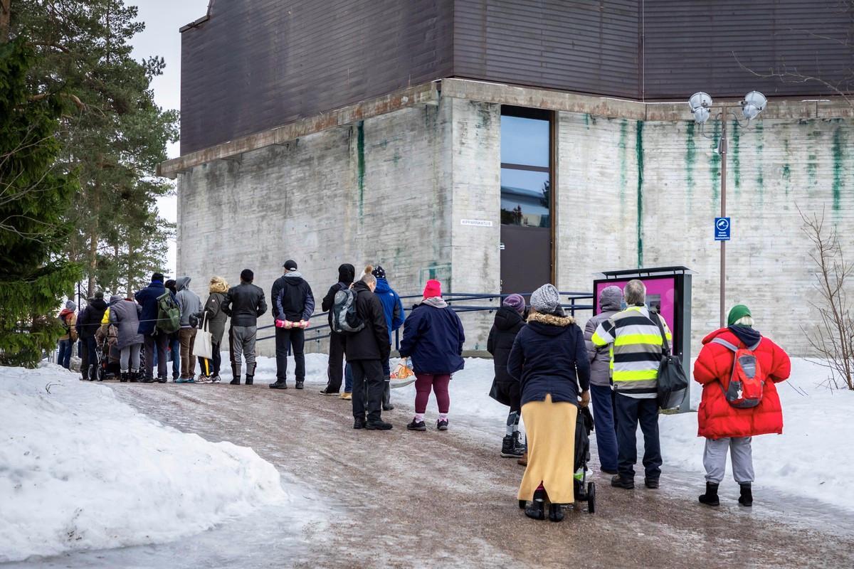 Kirkolla jonotetaan vain sen aikaa, että jokainen saa oman satunnaisesti arvotun vuoronumeron.