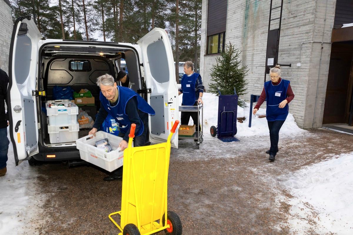 Vapaaehtoisten työvuoro on alkanut jo aamuseitsämältä, jolloin ruoat on haettu kauppiailta. Sen jälkeen kaikki lajitellaan ja lasketaan. Yhden ruokakassin hinta kaupassa maksaisi arviolta 10–20 euroa.