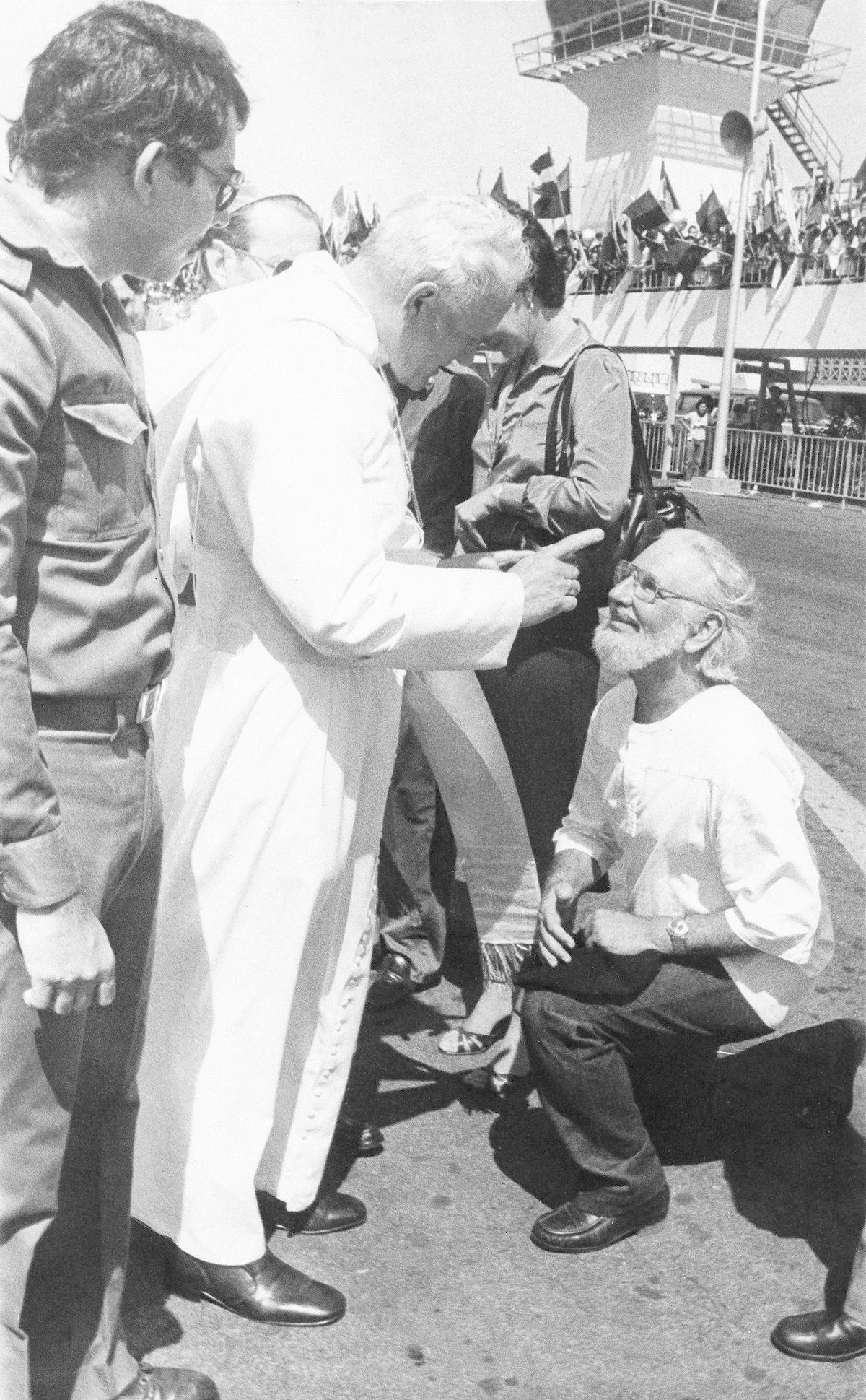 Isä Ernesto yritti suudella paavin sormusta, kuten katolisen papin tapoihin kuuluu. Turhaan. Paavi Johannes Paavali II veti kätensä pois ja alkoi sättiä vasemmistopappia. Kuva: Mario Tapia/Lehtikuva.