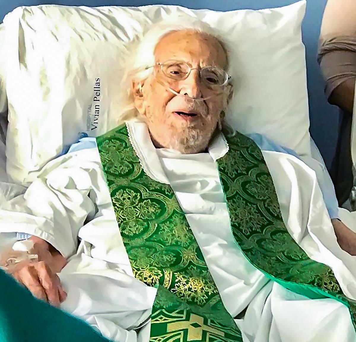 Runoilijana tunnettu pappi Ernesto Cardenal puki papin stolan ylleen ja toimitti messun ensimmäisen kerran yli kolmeenkymmenenn vuoteen, kun paavi Franciscus palautti hänen pappisoikeutensa. Paavi Johannes Paavali II oli evännyt ne vuonna 1984. Kuva: Luz Maria Acosta/Lehtikuva.