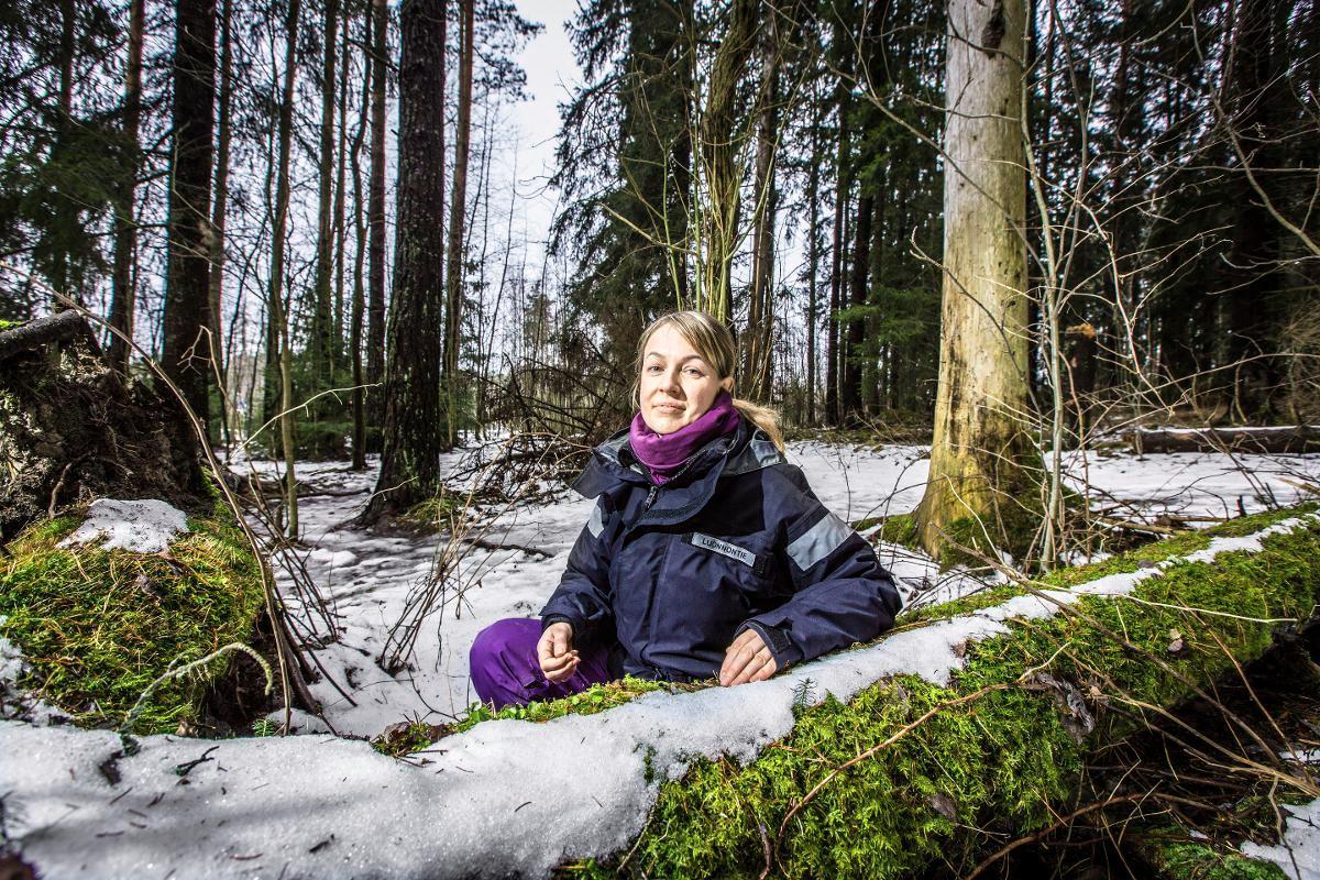 Metsässä voi kokea kuulevansa itsensä ja syvimmät kaipuunsa, sanoo Adela Pajunen. Harmaanvalkoisessa talviaamussa silmää ilahduttaa sammalen syvä vihreys.