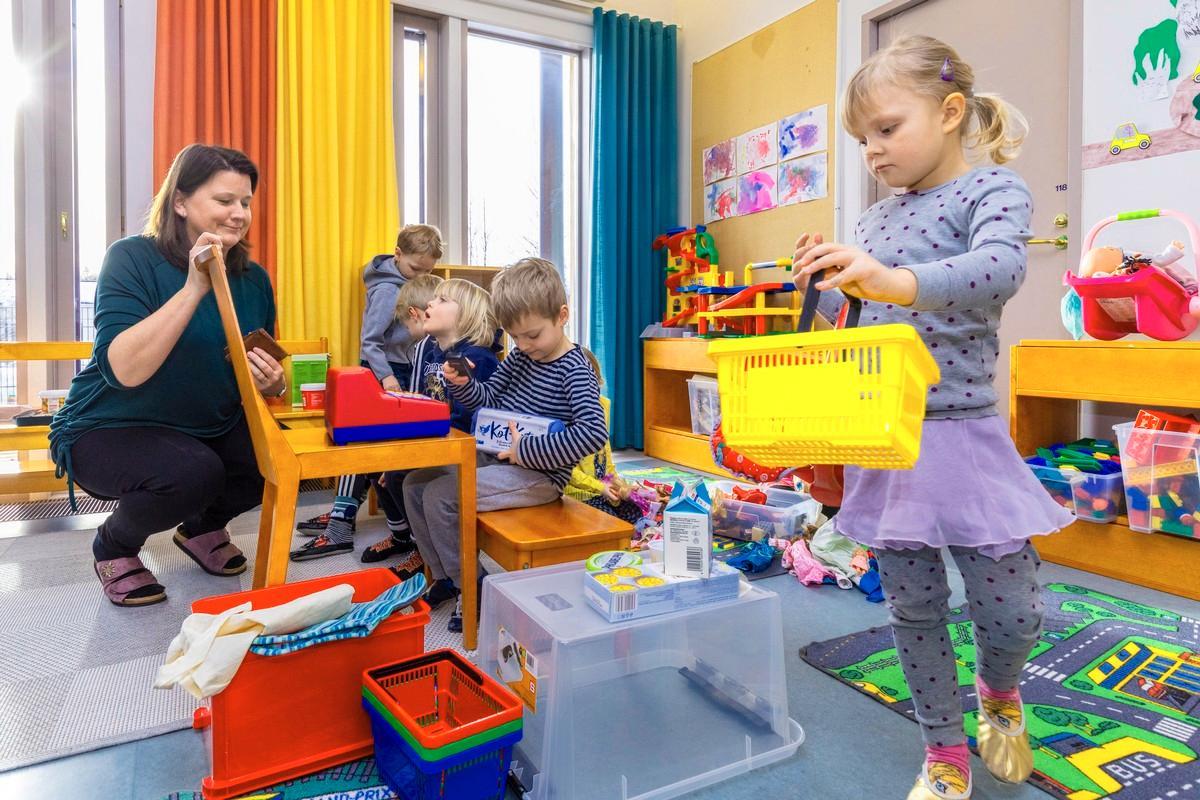 Vasta hankittu kassakone on ahkerassa käytössä Kalajärven kappelin päiväkerhossa. Tyyne (oik.) on lähdössä ostoksille ja kerhon vetäjä Mia Blomstedt ostoksineen on jo ehtinyt Visan (kesk.) kassalle.