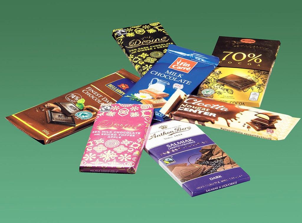 Tarkkana merkistä. UTZ:n, Rainforest Alliancen ja Reilun kaupan merkit kertovat sertifioinnista. Divine on Ison-Britannian ensimmäinen reilun kaupan suklaamerkki. Tehtaan perustajiin kuuluu ghanalainen kaakao-osuuskunta Kuapa Kokoo.