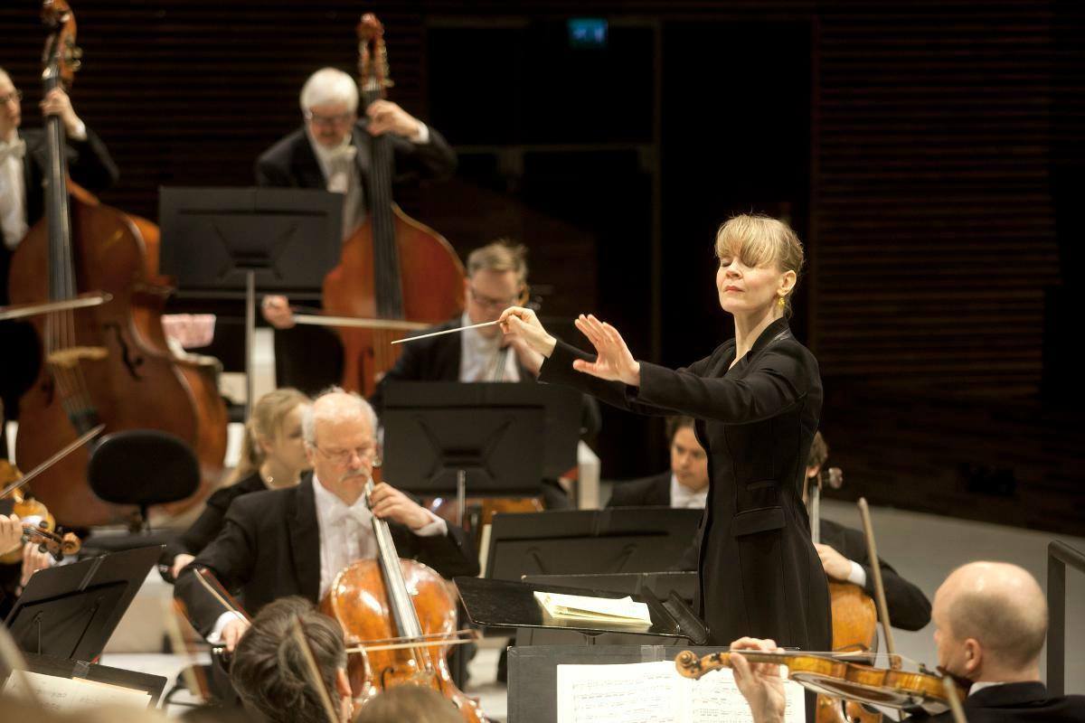 – Kapellimestari vaikuttaa aina orkesterin sointiin omalla energiallaan ja olemuksellaan, sanoo Susanna Mälkki.