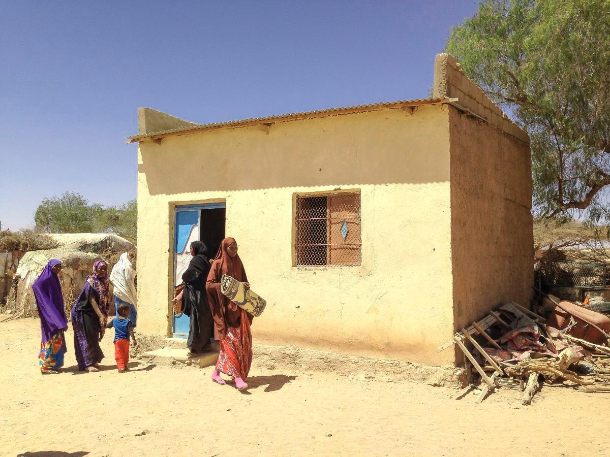 Naisia kuivuudesta kärsivässä Somalimaan Gunburahassa.