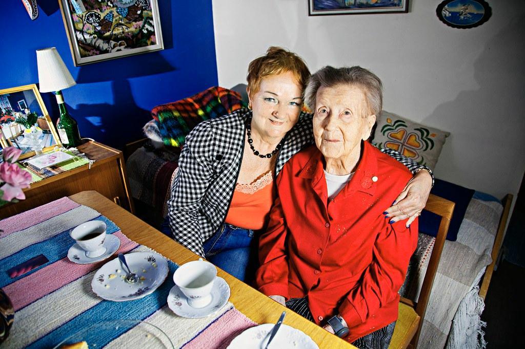 Dagmar ”Mari” Immonen, 98, elää yksin Kalliossa. Seija Riska on vuoden ajan käynyt Mari-rouvan luona kaksi kertaa viikossa.