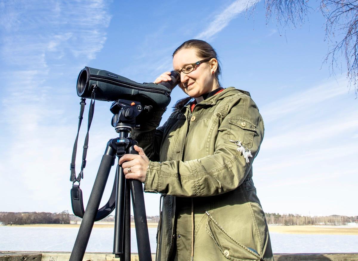 Ympäristötyön pappi Jenni Kallio haluaa linturetkelle Ihan pihalla -ympäristöpäivänä.