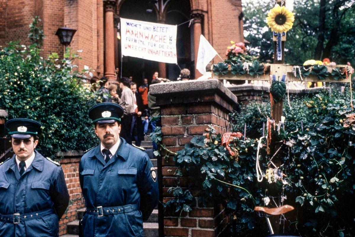 DDR:n kansannousun aikana mielenosoittajat kerääntyivät usein kirkkoihin. Kuva on otettu Getshemane-kirkon edustalla lokakuussa 1989. Kuva: Lehtikuva