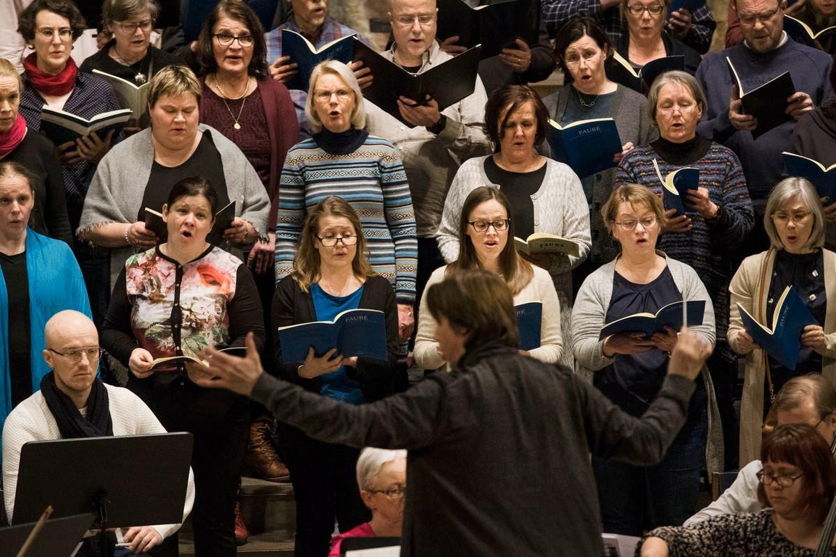 Suomen Laulun harjoituksia kuvattiin helmikuun lopussa Temppeliaukion kirkossa sen harjoitellessa Faurén teosta.