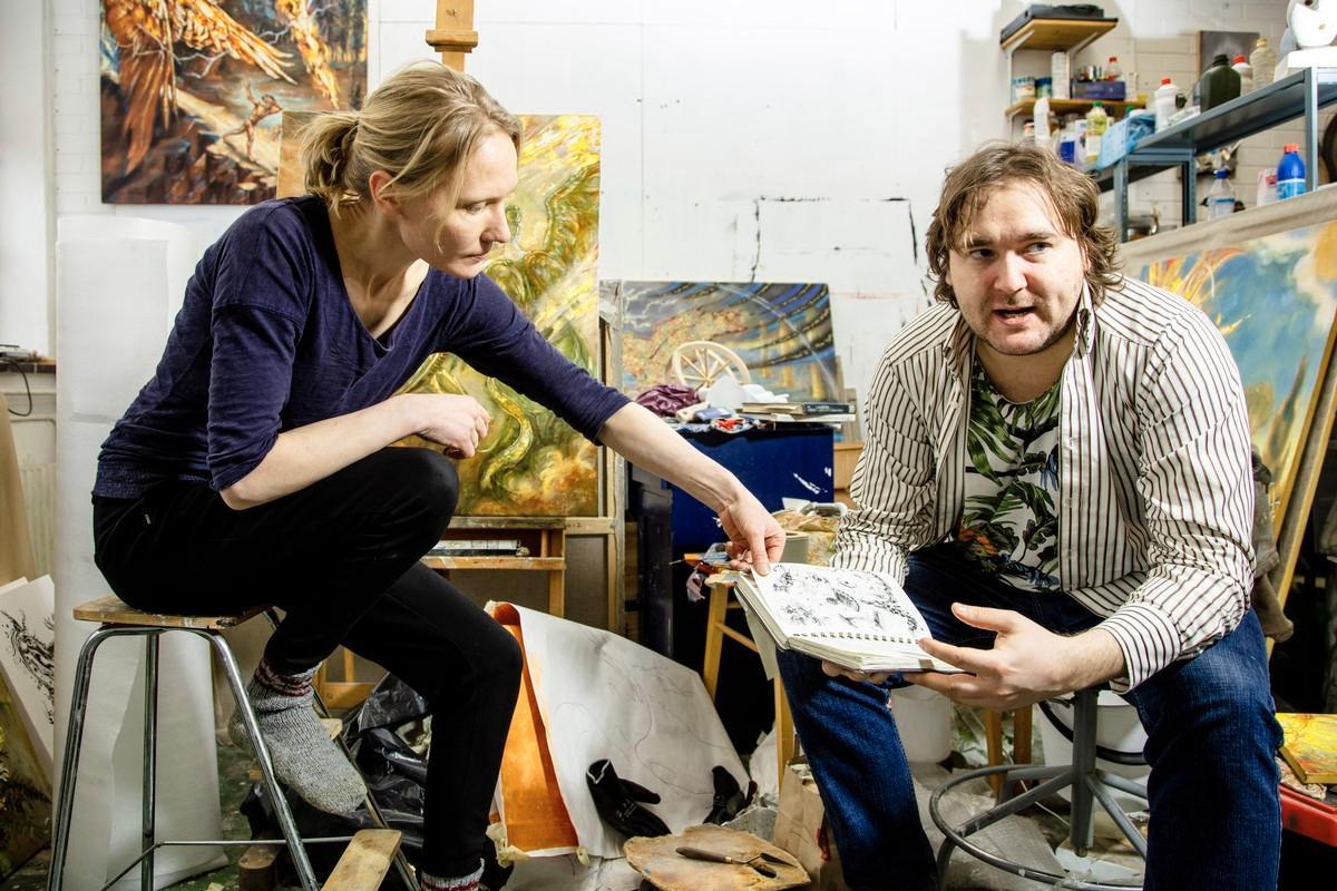 Mirja Ilkka ja Henri Kivioja tekevät taidetta samalla työhuoneella toisiaan sparraten. Kiviojalle tärkeä työkalu on luonnosvihko.