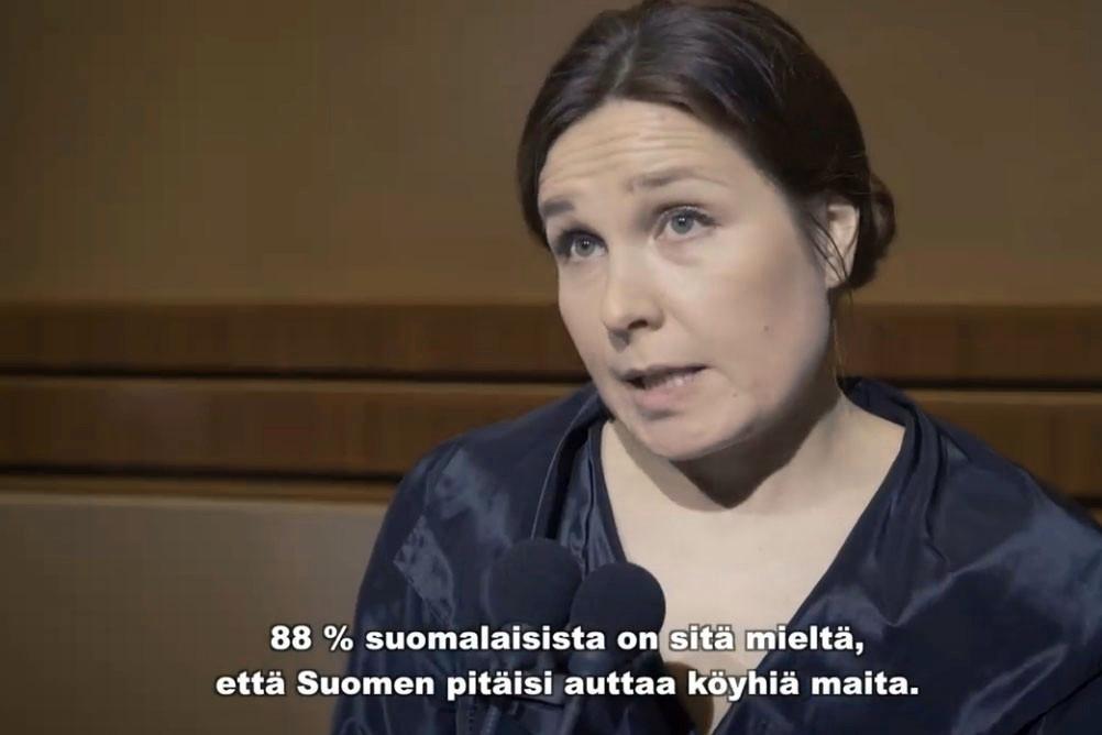 Suomen ykköskoomikkoihin kuuluva Pirjo Heikkilä esiintyy kampanjavideolla Suomen edustajana, joka nolona kiertelee kysymyksiä Suomen kehitysrahoituksesta. Kuva: ruutukaappaus