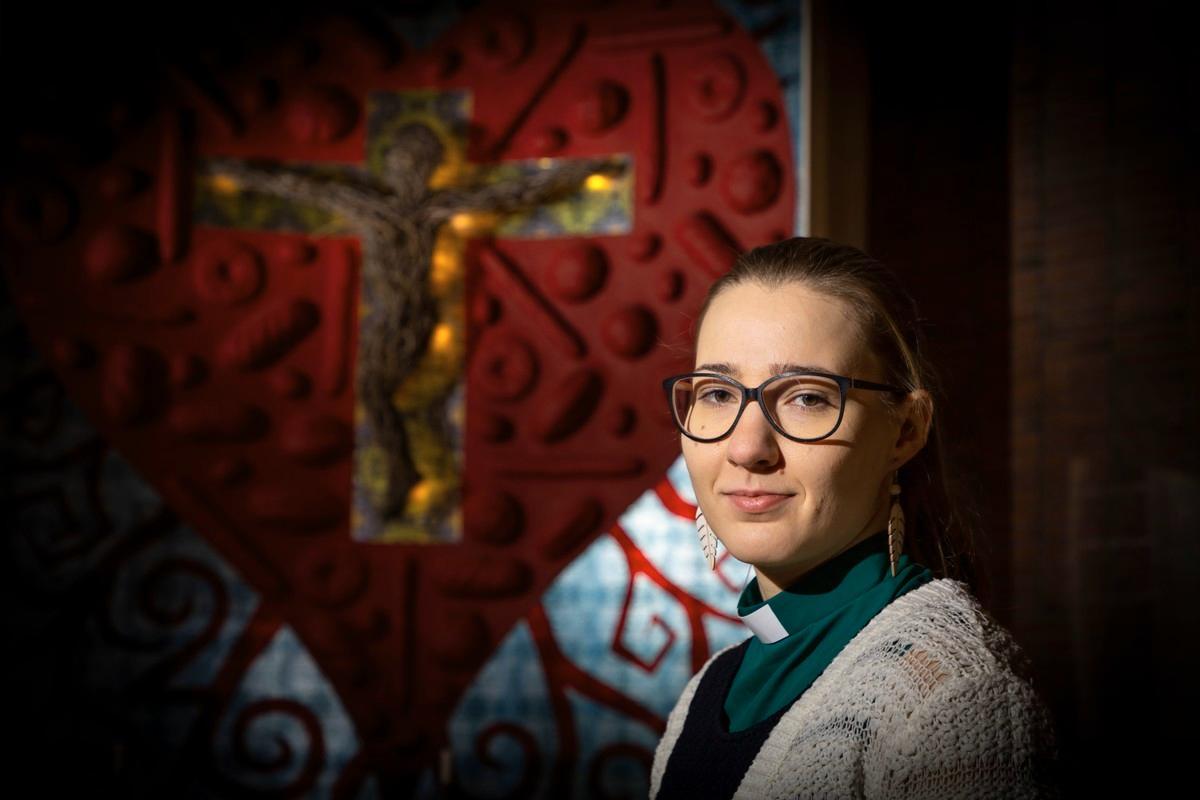 Diakoni Noora Rajalan mukaan Suomessa kuilu hyvä- ja huono-osaisten välillä syvenee. Hän korostaa, että kaikilla on oikeus hakea apua kirkon diakoniatyöntekijöiltä.