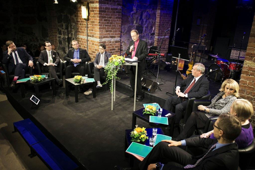 Pienemmän puolella. Arkkipiispa Kari Mäkinen kehotti poliitikkoja asettumaan aina heikomman asemaan. Puolueita edustivat Paavo Arhinmäki (vas), Carl Haglund (r), Jussi Niinistö (ps), Ville Niinistö (vihr), Antti Rinne (sd), Päivi Räsänen (kd), Annika Saarikko (kesk) ja Alexander Stubb (kok). 