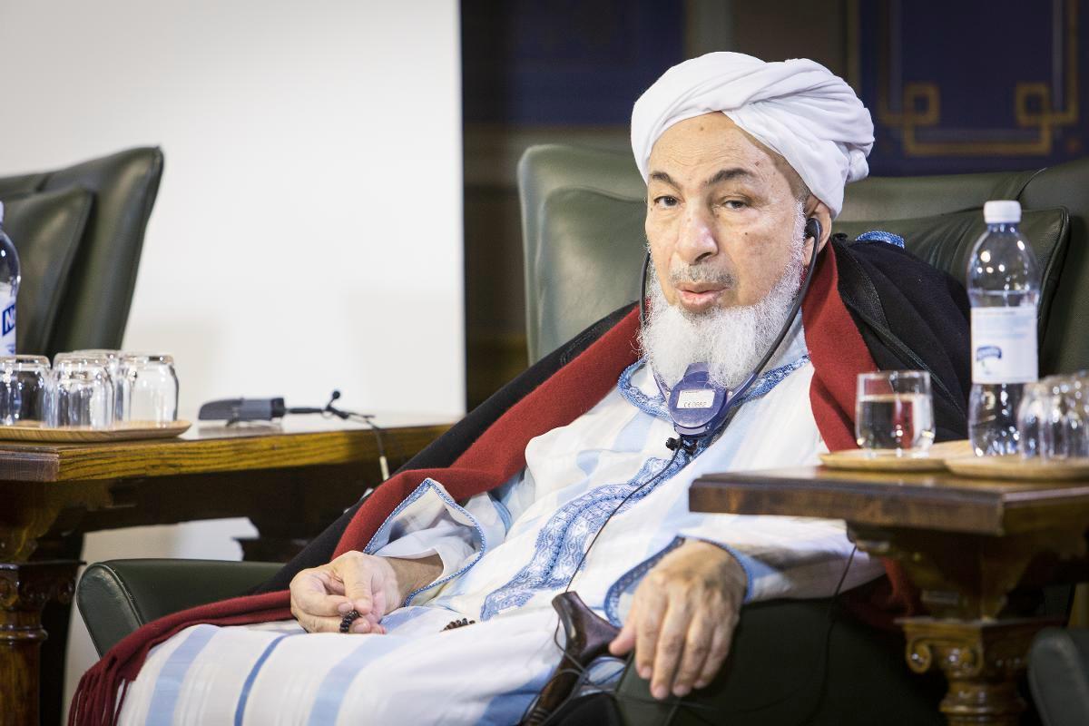 Todellista uskontoa. Säätytalolla järjestetyssä National Dialogue -konferenssissa puhunut sheikki Abdallah bin Bayyah uskoo, että terroristit voidaan voittaa teologian avulla. Bin Bayyah'n johtama rauhanfoorumi tekee yhteistyötä Antti Pentikäisen johtaman rauhanvälitysverkoston kanssa. Kuva: Esko Jämsä