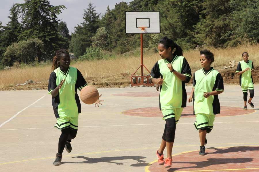 Eniten tukea Vantaalta saa Suomen Lähetysseura. Vantaalaisten apua saa muun muassa Etiopian Hosainassa toimiva kuurojen koulu, jonka oppilaat pelaavat innokkaasti koripalloa. Kuva: Sari Lehterä/SLS