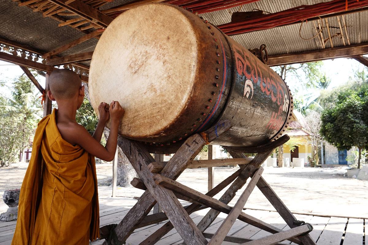 Sok on nykyisin 13-vuotias munkkinoviisi. Hänen päällään on saffron eli buddhalaisten munkkien käyttämä perinteinen oranssi kaapu. Rummulla ilmoitetaan yhteisistä rukouksista, ruokailuista tai muista yhteisön kokoontumisiin liittyvistä asioista.