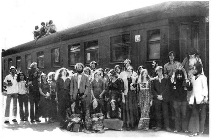 Daniel Nylund (oikealla eturivissä) liittyi abikeväänä 1972 amerikkalaiseen jeesushippiryhmään. Alussa yhteisön kotina oli junavaunu, jonka mukana ryhmä liikkui paikasta toiseen. Kuva: Daniel Nylundin kotialbumi
