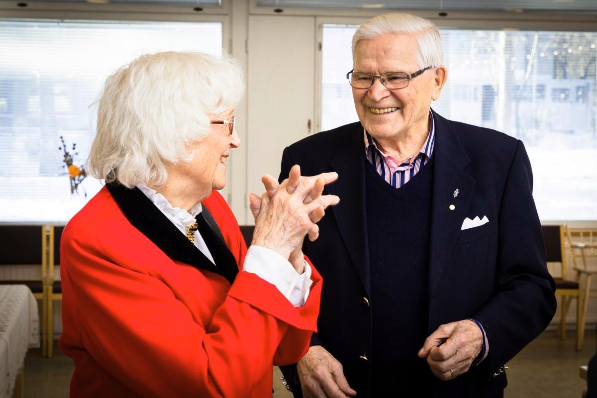 Helga Niitamo ja Eino Papinniemi kertovat, että yhdeksänkymppisiä juttukavereita voi olla joskus vaikea löytää. Papinniemi on kuitenkin tavannut samaa ikäluokkaa olevia esimerkiksi keilahallilla.