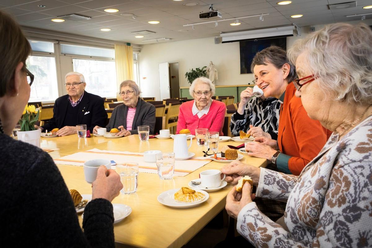 Kahvittelemassa Eino Papinniemi, Ilona Halonen, Gun Järnström, Marjatta Lahtinen, diakonissa Leena Leppilahti ja Salli Ulvinen.