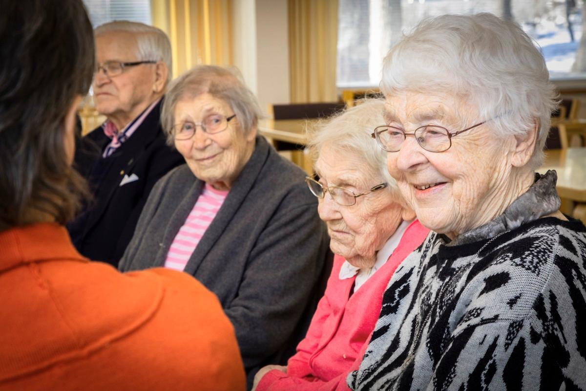 Marjatta Lahtinen (kuvassa oikealla harmaassa puserossaan) kertoi hyödyntäneensä pakkaspäivän ja sulattaneensa pakastimen.