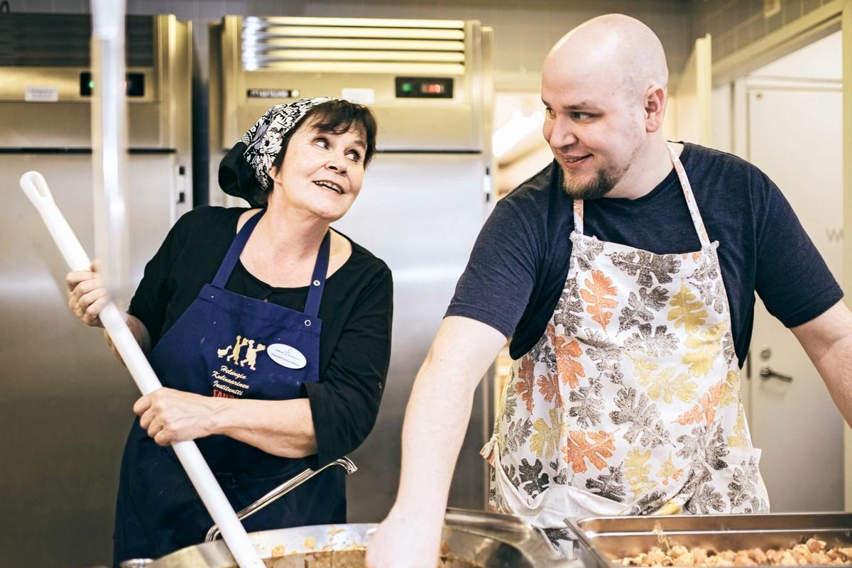 Yhteisen pöydän vapaaehtoiset Irja Stubar ja Niko Tummavuori valmistivat ruokailua Hämeenkylän kirkolla 2017.