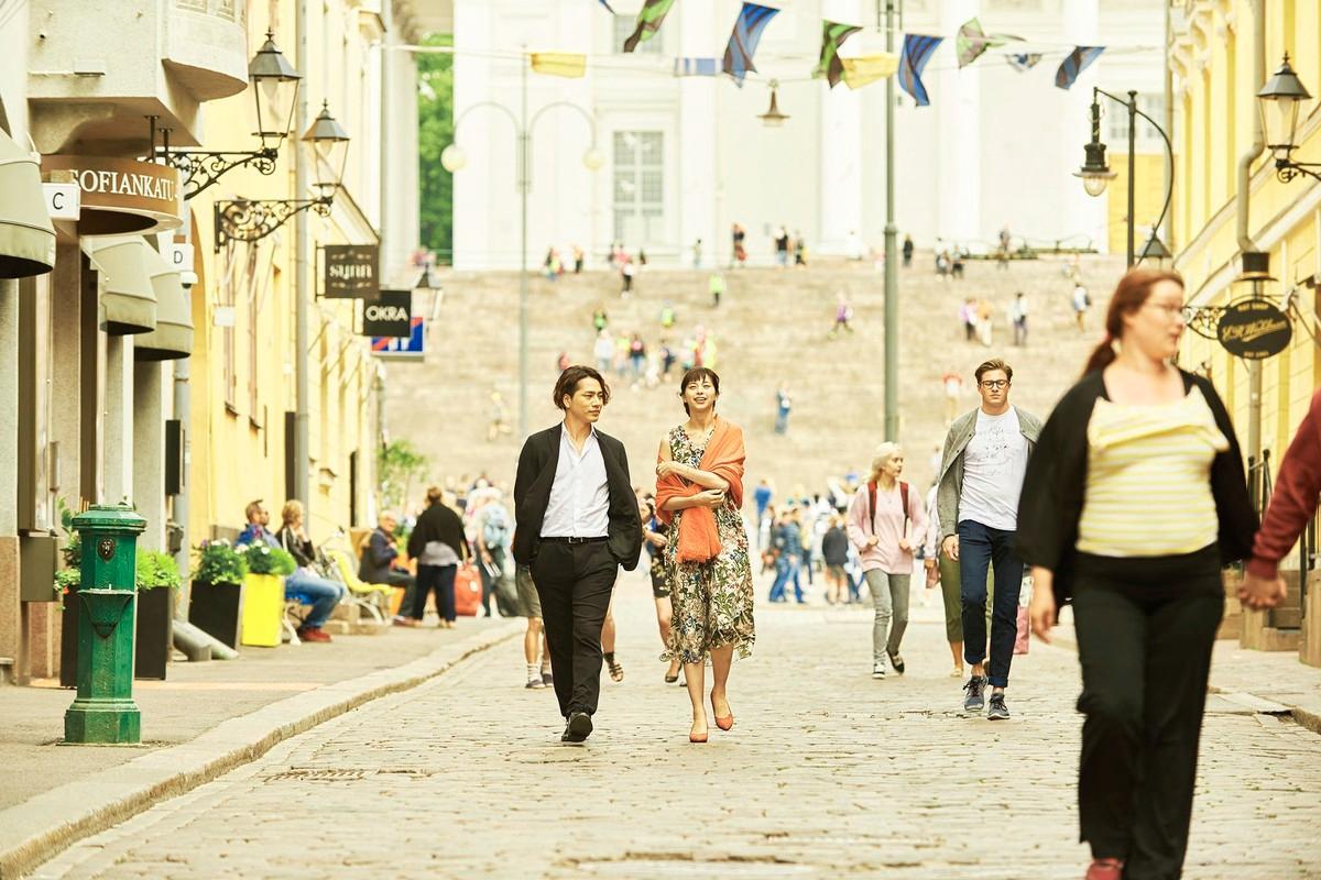 Romanttisen japanilaisdraaman sankaripari liikkuu eri puolilla kesäistä Helsinkiä.