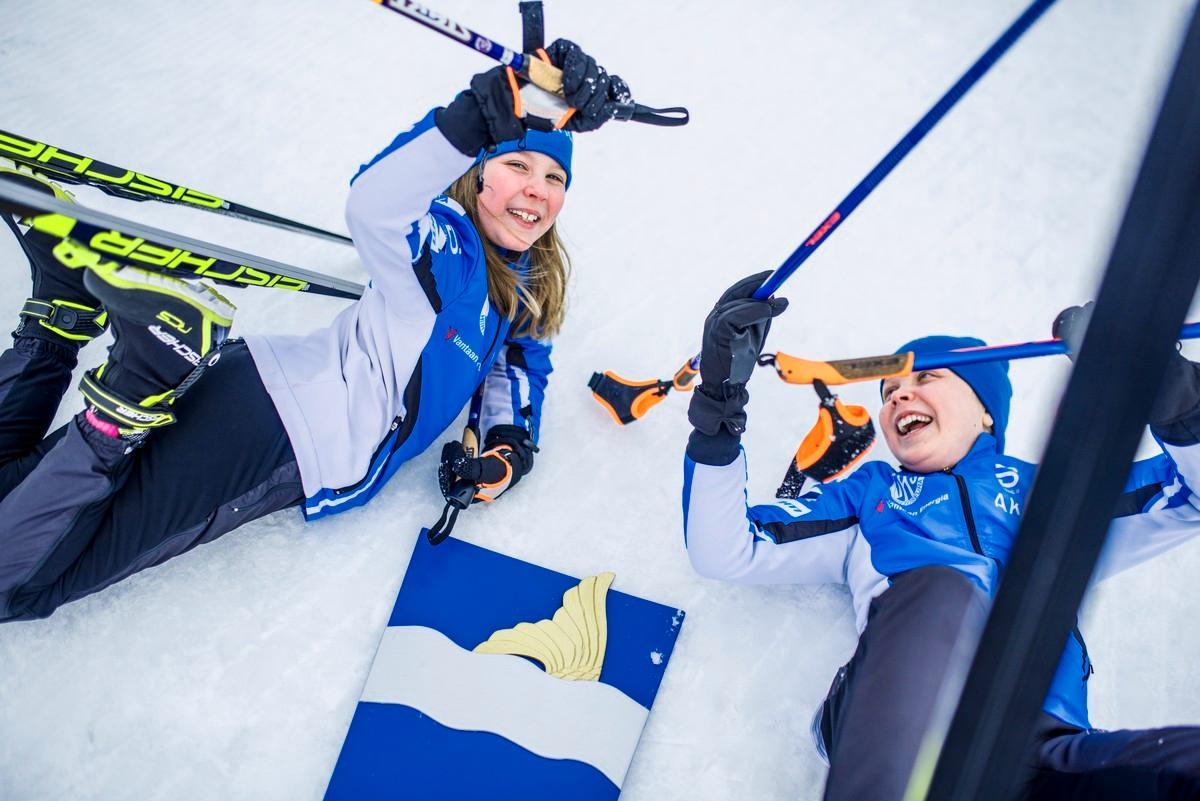 Saara ja Kaisa Ruippo ovat Vantaan hiihtoseuran hiihtäjiä mutta myös leppäkorpelaisia sesonkikahvilayrittäjiä, jotka eivät pelkää Kuusijärven avantoa.