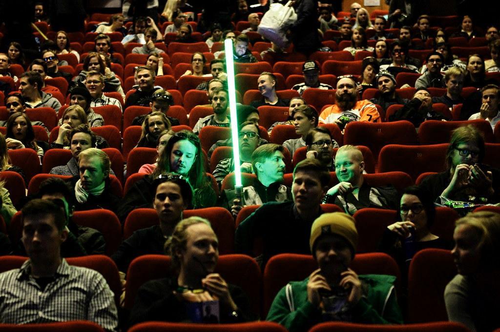 Tähtien sota -elokuvasarjan fanit odottavat uuden Star Wars The Force Awakens -elokuvan alkua Suomen ensi-illassa Helsingissä keskiviikkona 16. joulukuuta 2015. Kuva: Vesa Moilanen / Lehtikuva 