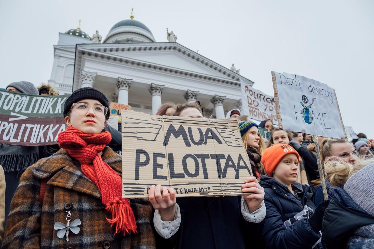 Mielenosoitus alkoi Senaatintorilta ja Helsingin tuomiokirkon rappusilta ja jatkoi kulkueena kohti Eduskuntataloa.