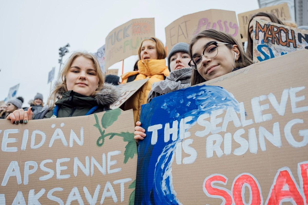 Ysiluokkalaiset Eerika Vatilo ja Emmi Tala olivat ensi kertaa elämässään osoittamassa mieltään.