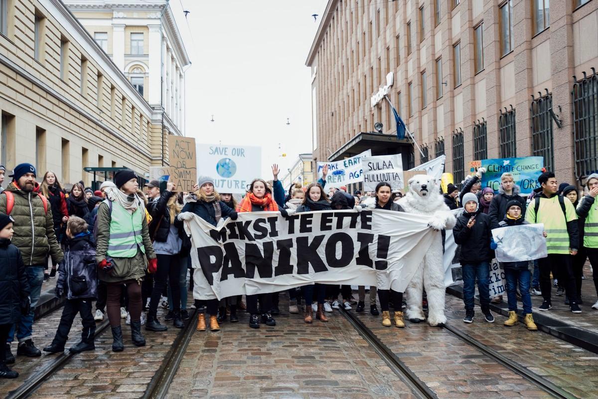 Jääkarhu johdatti porukkaa kohti Eduskuntataloa.