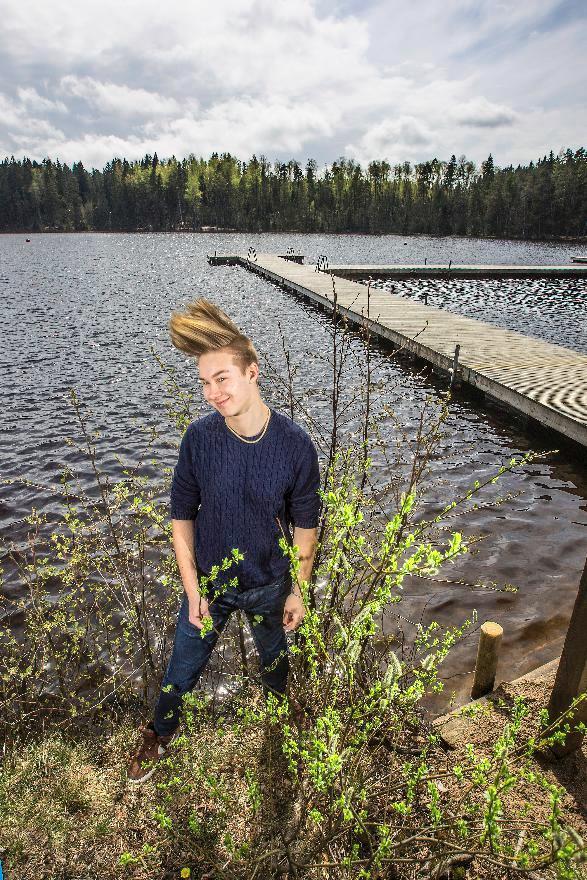 Kristian Kärkkäinen on käynyt lapsesta asti uimassa Kuusijärvellä. Helluntaina hän menee sinne riparilaisten kanssa messuun. Kuva: Jani Laukkanen