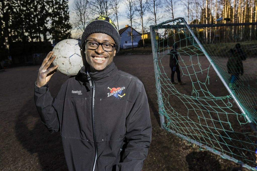 Pallon kanssa. Lapsena sotaa pakoon lähetetty, pahoinpidelty ja lastenkotikierteeseen joutunut Dieudonne Mavunda uskoo, että Icehearts-urheilutoiminta pelasti hänen elämänsä suunnan. 