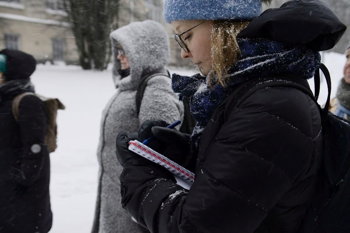 Myös tutkija Taina Meriluoto osallistui Pasilan pauloissa -kierrokselle. Kokemusasiantuntijuuteen perehtynyt Meriluoto toimii tutkijana Tampereen yliopiston yhteiskuntatieteellisessä tiedekunnassa.