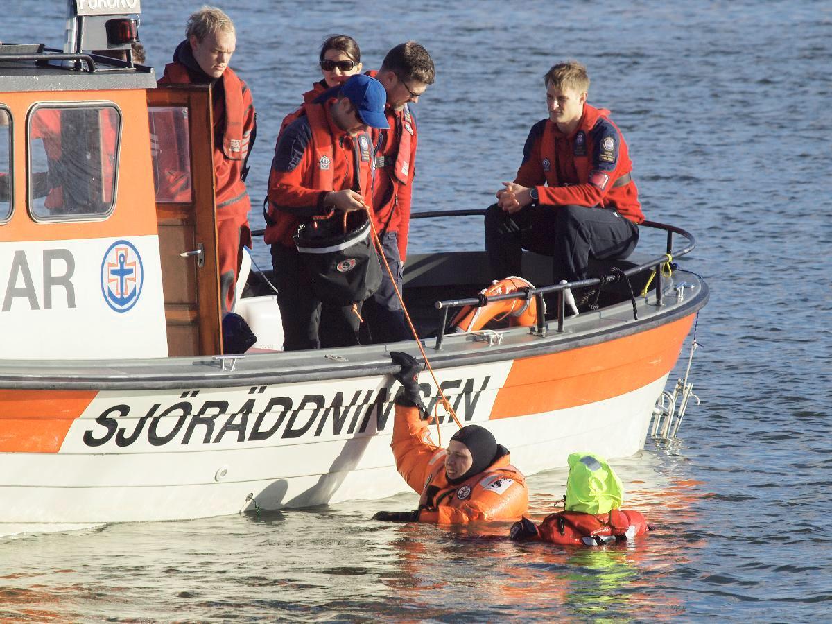 Veneen päällikkö, Mikael Albrecht johtaa tapahtumaa. Kuva: Mauritz Hellström