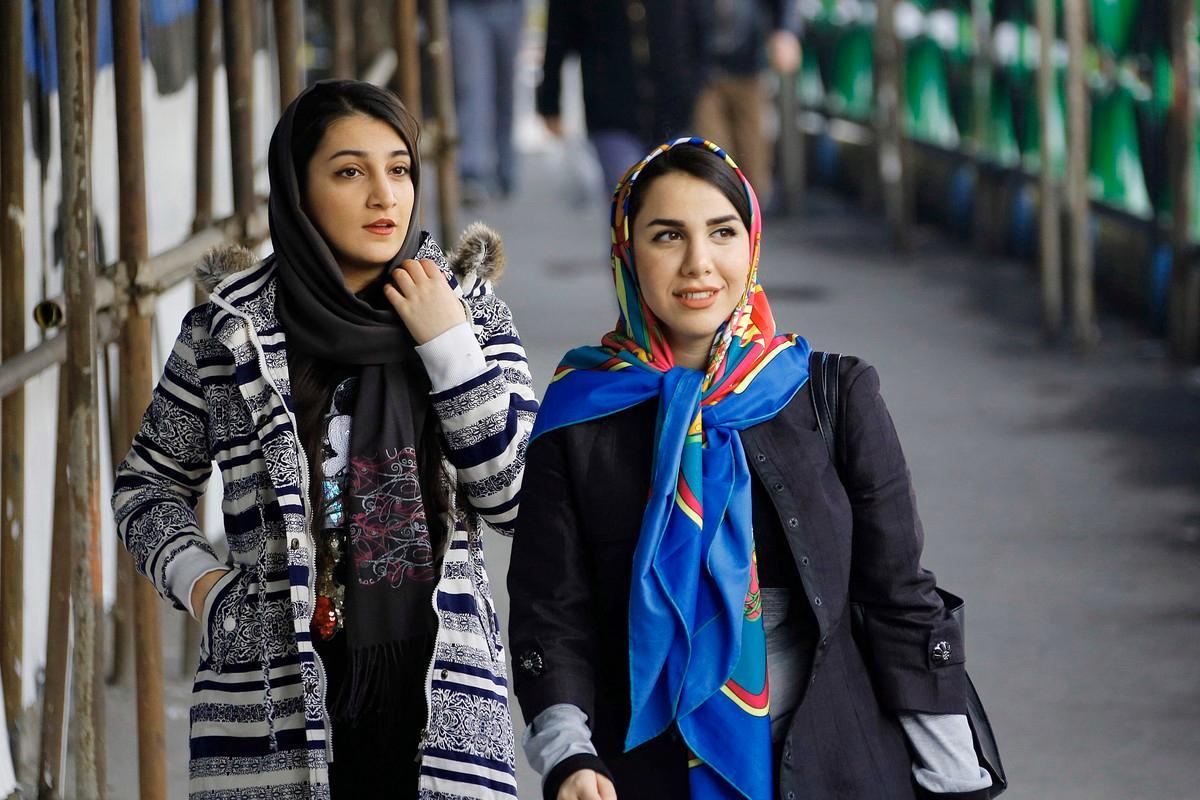 Iranilaisia naisia Teheranissa. Naisista 60 prosenttia on opiskellut korkeakoulussa.